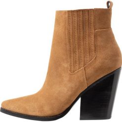 KENDALL + KYLIE COLT Botki na obcasie saddle. Brązowe botki damskie na obcasie marki KENDALL + KYLIE, z materiału. Za 949,00 zł.