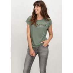 Koszulka w kolorze oliwkowym. Brązowe koszulki damskie Garcia, xs, z nadrukiem, z okrągłym kołnierzem. W wyprzedaży za 55,95 zł.
