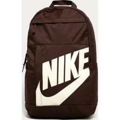 Nike Sportswear - Plecak. Pomarańczowe plecaki damskie Nike Sportswear, z nadrukiem, z poliesteru. W wyprzedaży za 89,90 zł.