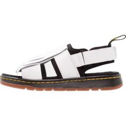 Dr. Martens ROSALIND Sandały white/black. Białe sandały damskie Dr. Martens, z materiału. W wyprzedaży za 356,30 zł.