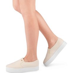 Tenisówki damskie Ideal Shoes X-2501 Beżowe. Brązowe trampki i tenisówki damskie Ideal Shoes, bez wzorów, z tkaniny, bez zapięcia. Za 29,00 zł.