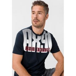 Armani Exchange Koszulka Niebieski. Niebieskie podkoszulki męskie Armani Exchange, l, z nadrukiem, z bawełny, z krótkim rękawem. Za 233,95 zł.