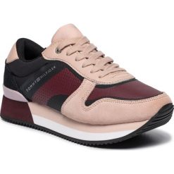 Sneakersy TOMMY HILFIGER - Acive City Sneaker FW0FW04304 Cameo Rose 674. Różowe półbuty damskie TOMMY HILFIGER, na co dzień, bez wzorów, ze skóry, bez obcasa, na płaskiej podeszwie, bez zapięcia. W wyprzedaży za 359,00 zł.