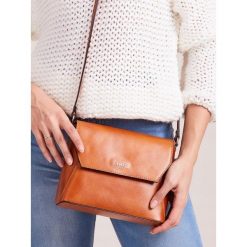 Włoska listonoszka skórzana camel Rovicky TWR-66 - camel. Brązowe listonoszki damskie ROVICKY, na co dzień, w paski, ze skóry, eleganckie, małe, bez dodatków. Za 139,99 zł.