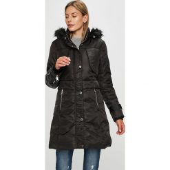 Guess Jeans - Płaszcz. Czarne płaszcze damskie marki Guess Jeans, s, z aplikacjami, z poliesteru, długie. W wyprzedaży za 699,90 zł.