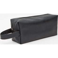 Kosmetyczka z uchwytem z boku. Czarne kosmetyczki męskie Pull&Bear. Za 59,90 zł.