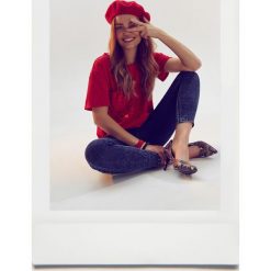 T-shirt krótki rękaw damski z nadrukiem. Czerwone t-shirty damskie Top Secret, z nadrukiem, z dzianiny, bez kołnierzyka. W wyprzedaży za 29,99 zł.