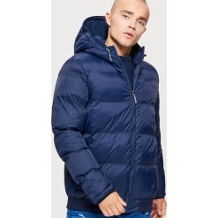 Pikowana kurtka z kapturem - Granatowy. Niebieskie kurtki męskie bomber Cropp, l, z kapturem. Za 229,99 zł.