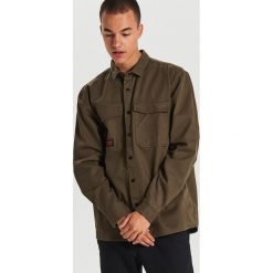 Koszula o kroju comfort - Khaki. Brązowe koszule męskie Cropp, s. W wyprzedaży za 29,99 zł.