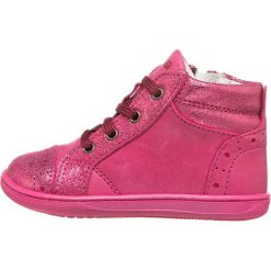 Skórzane buty w kolorze różowym do nauki chodzenia. Różowe buciki niemowlęce Primigi & Co., na sznurówki. W wyprzedaży za 147,95 zł.