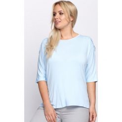 Jasnoniebieska Bluzka Take Off. Niebieskie bluzki damskie Born2be, xl, w ażurowe wzory, z okrągłym kołnierzem. Za 49,99 zł.