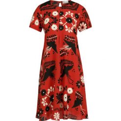 Sukienka letnia Red Valentino RR0VA6P5. Czerwone sukienki damskie Red Valentino, na lato, bez wzorów, z jedwabiu, bez kołnierzyka, bez rękawów. W wyprzedaży za 1409,00 zł.