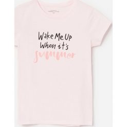 Bawełniany t-shirt z napisem -. T-shirty damskie Reserved, z napisami, z bawełny, bez kołnierzyka. Za 19,99 zł.