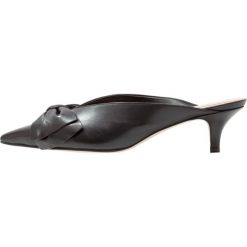 Carvela ACACIA Klapki black. Czarne klapki damskie marki Carvela, ze skóry ekologicznej. W wyprzedaży za 575,20 zł.