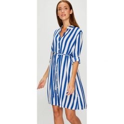 Tommy Jeans - Sukienka. Niebieskie sukienki damskie marki Tommy Jeans, na co dzień, s, w paski, z wiskozy, casualowe, midi, proste. W wyprzedaży za 379,90 zł.