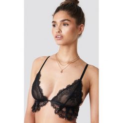 NA-KD Lingerie Biustonosz z koronkową falbanką - Black. Czarne biustonosze bardotka NA-KD Lingerie, z haftami, z koronki. Za 72,95 zł.