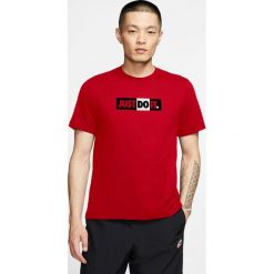 Nike Sportswear JDI Koszulka Czerwony. Czerwone podkoszulki męskie Nike, m, z nadrukiem, z bawełny, bez kołnierzyka, z krótkim rękawem, krótkie. Za 111,95 zł.