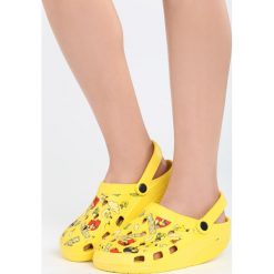 Żółte Klapki Angry Birds. Żółte crocsy damskie Born2be, z motywem zwierzęcym. Za 19,99 zł.
