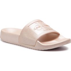 Klapki CALVIN KLEIN JEANS - Christie RE9854 Pink. Różowe klapki damskie Calvin Klein Jeans, bez wzorów, z jeansu, bez obcasa. W wyprzedaży za 209,00 zł.