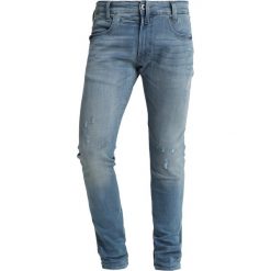GStar DSTAQ 5PKT SKINNY Jeans Skinny Fit lt aged destroy. Niebieskie rurki męskie G-Star, z bawełny. Za 659,00 zł.