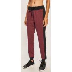 Under Armour - Spodnie. Różowe spodnie damskie Under Armour, s, bez wzorów, z bawełny. W wyprzedaży za 139,90 zł.