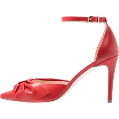Yes I Do MIA Szpilki red. Czerwone czółenka damskie na sylwestra Yes I Do, bez wzorów, ze skóry, bez obcasa, na szpilce, bez zapięcia. Za 629,00 zł.