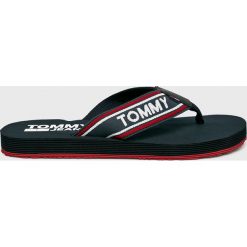 Tommy Jeans - Japonki. Niebieskie kapcie męskie Tommy Jeans, z jeansu. W wyprzedaży za 119,90 zł.
