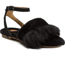 Sandały UGG - W Fluff Fest 1099947 W/Blk. Czarne klapki damskie Ugg, bez wzorów, ze skóry, bez obcasa, na obcasie. W wyprzedaży za 419,00 zł.
