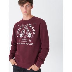 Bluza Bordowy. Czerwone bluzy męskie House, s, bez wzorów, bez kołnierzyka, bez rękawów, bez kaptura. W wyprzedaży za 49,99 zł.
