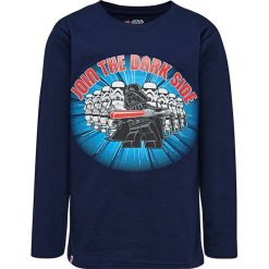 Koszulka "CM-50106" w kolorze granatowym. Niebieskie t-shirty chłopięce LEGO Wear, z nadrukiem, z bawełny, z długim rękawem. W wyprzedaży za 42,95 zł.