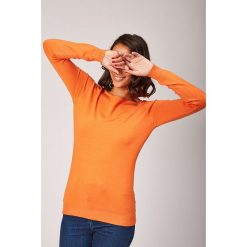 Sweter w kolorze pomarańczowym. Pomarańczowe swetry damskie L'étoile du cachemire, bez wzorów, z kaszmiru, klasyczne, bez rękawów, bez kaptura. W wyprzedaży za 89,95 zł.