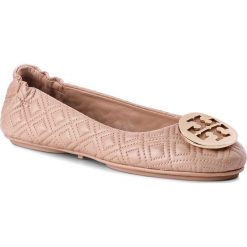 Baleriny TORY BURCH - Quilted Minnie 50736 Goan Sand/Gold 250. Brązowe baleriny damskie Tory Burch, z aplikacjami, ze skóry, bez obcasa. W wyprzedaży za 729,00 zł.