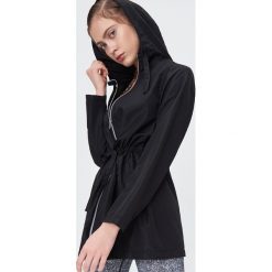 Sportowa kurtka kompakt - Czarny. Czarne kurtki sportowe damskie Sinsay, s, bez wzorów, bez kaptura. Za 39,99 zł.