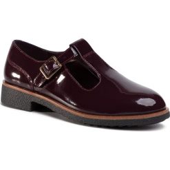 Półbuty CLARKS - Griffin Town 261447384 Burgundy Patent. Czerwone półbuty damskie Clarks, bez wzorów, ze skóry ekologicznej, bez obcasa, na płaskiej podeszwie, bez zapięcia. W wyprzedaży za 239,00 zł.