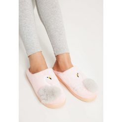 Różowe Kapcie Sentiment. Czerwone kapcie damskie marki Inny, z materiału. Za 39,99 zł.