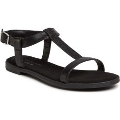 Sandały CLARKS - Bay Rosa 261493714 Black Combi. Czarne klapki damskie Clarks, z aplikacjami, ze skóry, bez obcasa, na obcasie. Za 299,00 zł.