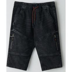 Jeansowe szorty jogger - Szary. Szare spodenki i szorty męskie Cropp, bez wzorów, z jeansu. W wyprzedaży za 76,99 zł.