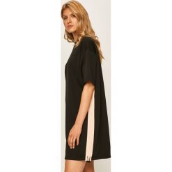 Dkny - Sukienka. Czarne sukienki damskie DKNY, na co dzień, s, bez wzorów, z bawełny, casualowe, z okrągłym kołnierzem, z krótkim rękawem, krótkie, mini, proste. W wyprzedaży za 299,90 zł.