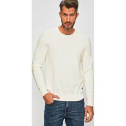 Calvin Klein Jeans - Sweter. Białe swetry męskie Calvin Klein Jeans, xl, bez wzorów, z bawełny, z okrągłym kołnierzem, bez kaptura. W wyprzedaży za 199,90 zł.
