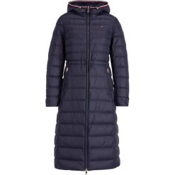 Płaszcz zimowy TOMMY HILFIGER Th Essential WW0WW25736. Niebieskie płaszcze damskie TOMMY HILFIGER, na zimę, xs, bez wzorów, z poliamidu. W wyprzedaży za 779,00 zł.