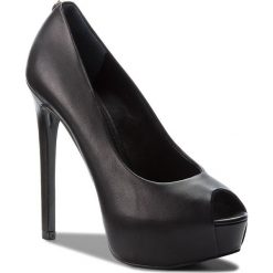 Szpilki GUESS - FLEF24 LEA07 BLACK. Czarne półbuty damskie marki Guess, z aplikacjami, ze skóry ekologicznej, bez obcasa, na obcasie, bez zapięcia. W wyprzedaży za 389,00 zł.