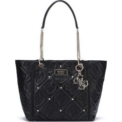 Guess Shanina Torebka Czarny. Czarne torebki klasyczne damskie Guess, z aplikacjami, z materiału, bez dodatków. Za 616,95 zł.