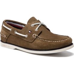 Mokasyny TOMMY HILFIGER - Classic Suede Boatshoe FM0FM02112 Olive Night 010. Zielone mokasyny męskie TOMMY HILFIGER, ze skóry. Za 449,00 zł.