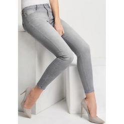 Jeansy premium power stretch. Szare rurki damskie Orsay, w paski, z elastanu. Za 149,99 zł.