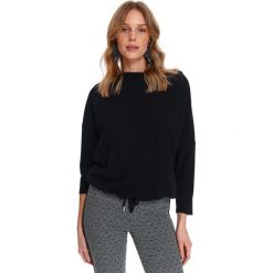 Bluza ze strukturalnej dzianiny. Czarne bluzy damskie Top Secret, na wiosnę, bez wzorów, z dzianiny, bez rękawów, bez kaptura. W wyprzedaży za 29,99 zł.