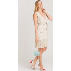 SUKIENKA ELISABETTA FRANCHI. Białe sukienki damskie Elisabetta Franchi, na imprezę, w paski, z dzianiny, z włoskim kołnierzykiem, z długim rękawem, długie, mini, dopasowane. Za 1175,00 zł.