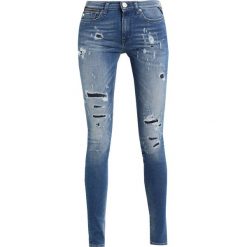 Replay ZACKIE Jeans Skinny Fit destroyed denim. Szare rurki damskie Replay, z elastanu. W wyprzedaży za 510,30 zł.