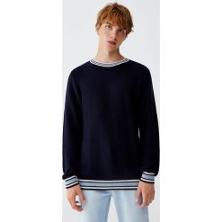 Sweter w uniwersyteckim stylu z obszyciem. Zielone swetry klasyczne męskie marki Pull&Bear, m. Za 69,90 zł.