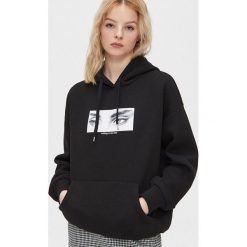 Bluza kangurka z nadrukiem - Czarny. Czarne bluzy damskie Cropp, s, z nadrukiem, bez rękawów, bez kaptura. Za 79,99 zł.