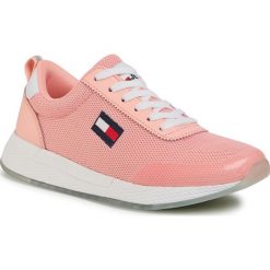 Sneakersy TOMMY JEANS - Wmns Tommy Jeans Flexi Runner EN0EN00946 Sweet Peach TKE. Różowe półbuty damskie Tommy Jeans, na co dzień, bez wzorów, z jeansu, bez obcasa, na płaskiej podeszwie, bez zapięcia. Za 449,00 zł.